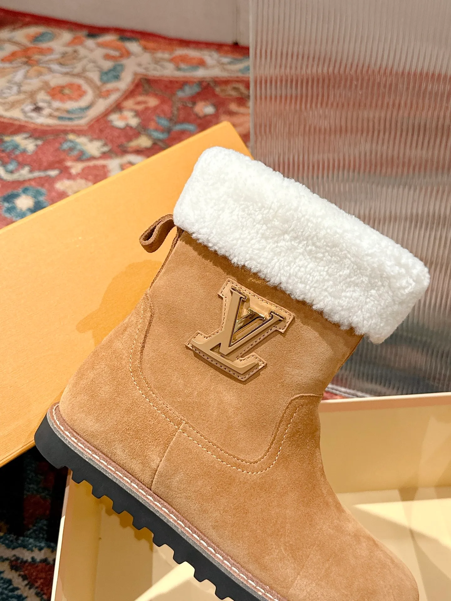 👟👟Ex-factory price 780👟👟 Louis Vuiton·Louis Vuitton 2025ss new LV Aspen Line series wool thick-soled Chelsea short boots fur boots snow boots Martin boots Original purchase, development and production This LV snow boots adopt the original lasting method. The materials are all original ones. Pay attention to the difference between the lower version and the molded rubber sole. The upper is decorated with three-dimensional carvings, which is full of high-end. The upper foot is really beautiful. ▪️Fabric: Cow suede/presbyopia leather ▪️Inner lining: original wool lining ▪️Outsole: original molded outsole ▪️Size: 35-40 (40 customized, non-returnable)